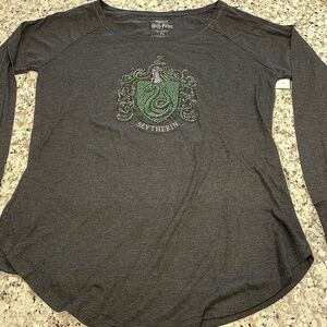 5/$30🏷️ Harry Potter M Slytherin long sleeves gray shirt NWT lightweight